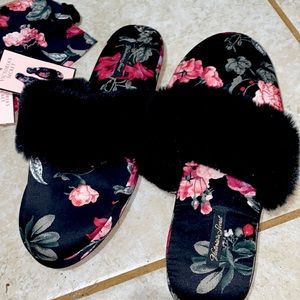 Victoria’s Secret Floral Black Fuzzy Slippers 🖤🌺